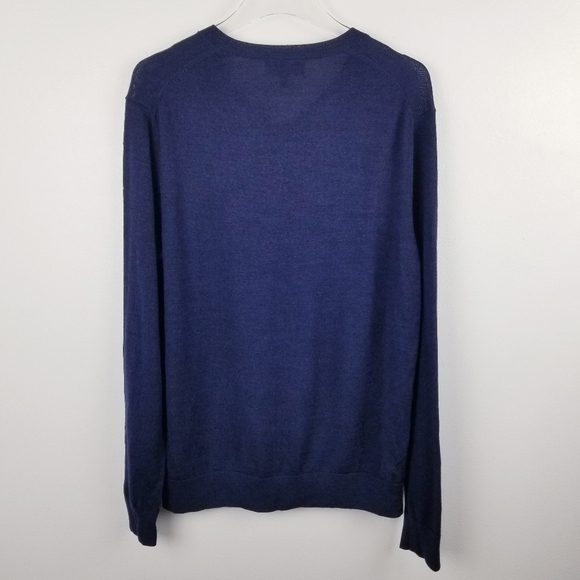 Banana Republic Men's Navy Blue V-neck 100% Merino Wool Lightweight Sweater - Picture 2 of 5